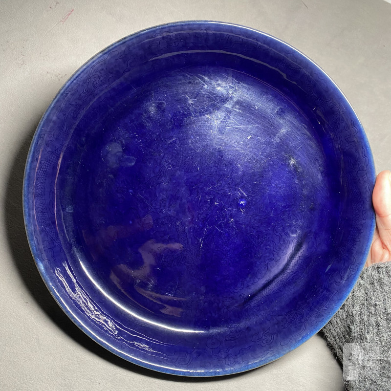 清康熙 茄皮紫釉暗刻云龙纹盘 - 图6